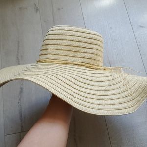 Foppy Straw Hat Wide Brim